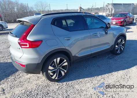 2025 Volvo Xc40 B5 Plus Dark Theme z USA, uszkodzony, nr VIN YV4L12UC6S2492483